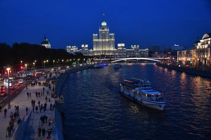 Москва. Вид с `парящего` моста в природно-ландшафтном парке `Зарядье` на Москву-реку и высотку на Котельнической набережной.