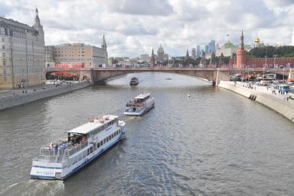 Москва. Вид с `парящего` моста в природно-ландшафтном парке `Зарядье` на Кремль, Москву-реку и Большой Москворецкий мост.