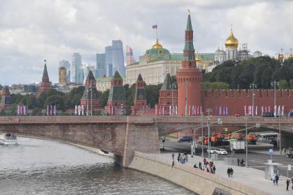 Москва. Вид с `парящего` моста в природно-ландшафтном парке `Зарядье` на Кремль и ММДЦ `Москва-сити`.