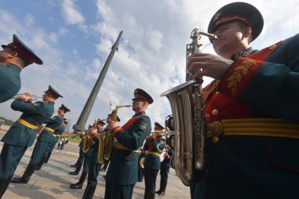 Москва. Военнослужащие 154-го отдельного комендантского Преображенского полка на параде `Победа` в Музее Победы на Поклонной горе в честь 72-й годовщины окончания Второй Мировой Войны.