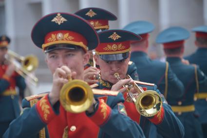 Москва. Военнослужащие 154-го отдельного комендантского Преображенского полка на параде `Победа` в Музее Победы на Поклонной горе в честь 72-й годовщины окончания Второй Мировой Войны.