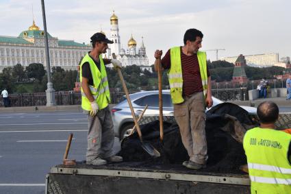 Москва. Дорожно-ремонтные  работы на Большом Каменном мосту.