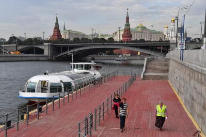 Москва. Прогулочный теплоход у причала  Большой Каменный мост.