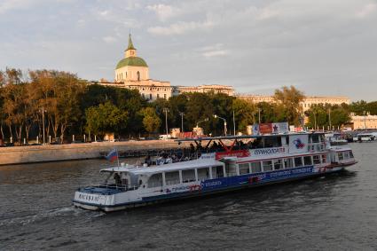 Москва.  Вид на Москворецкую набережную и причал Устьинский мост.