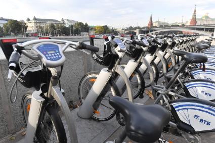 Москва. Прокат велосипедов на Берсеневской набережной.