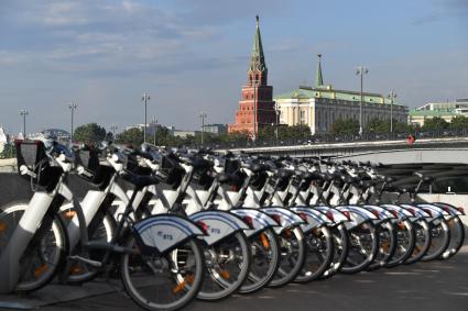 Москва. Прокат велосипедов на Берсеневской набережной.