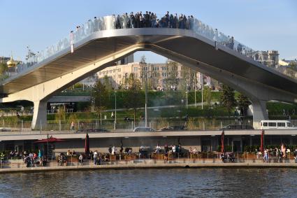 Москва. Вид на парк `Зарядье` и Москворецкую набережную.