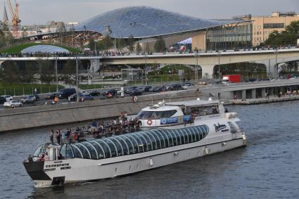 Москва. Вид на парк `Зарядье` и Москворецкую набережную.