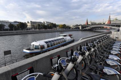 Москва. Прокат велосипедов на Берсеневской набережной.