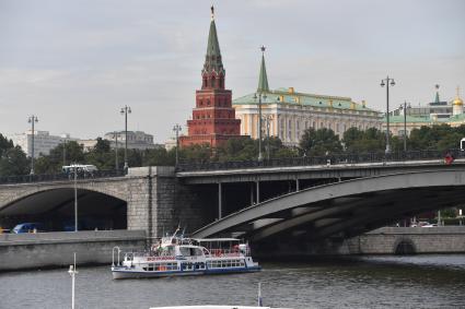 Москва. Прогулочный теплоход у    Большого Каменного моста.