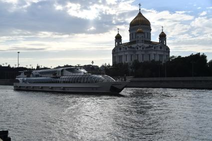 Москва. Прогулочный теплоход `Феличита` у Храма Христа Спасителя.