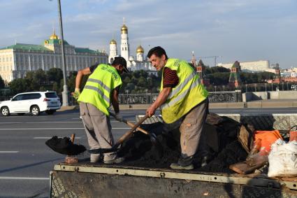 Москва. Дорожно-ремонтные  работы на Большом Каменном мосту.