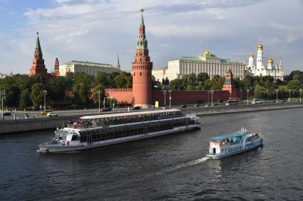 Москва. Прогулочный теплоход  у Кремлевской набережной.