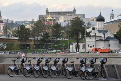 Москва. Прокат велосипедов на Раушской набережной.