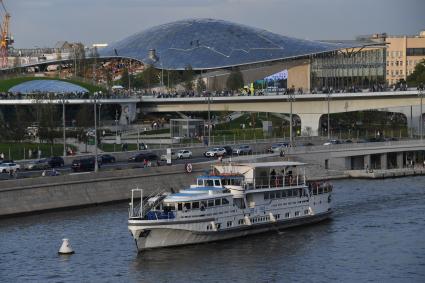 Москва. Вид на парк `Зарядье` и Москворецкую набережную.