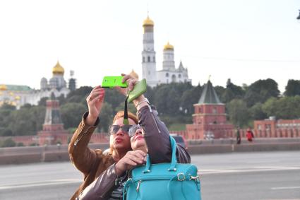 Москва.  Туристы фотографируются на  Софийской набережной.