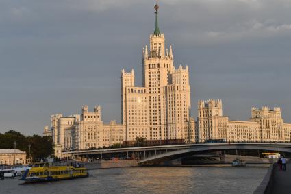 Москва.  Вид на высотное здание на Котельнической  набережной  Большой Устьинский мост.