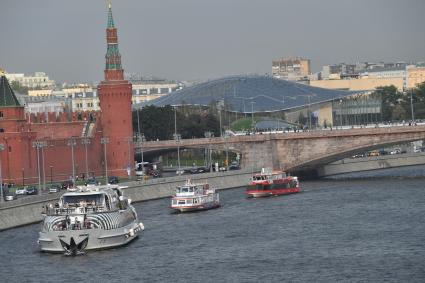 Москва. Вид на Большой Москворецкий мост.