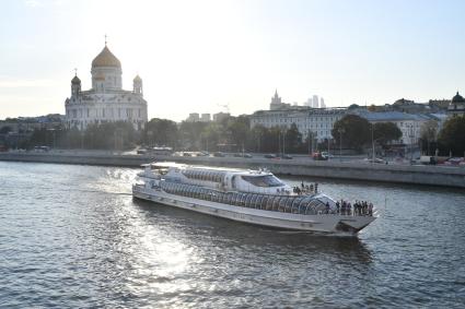 Москва. Прогулочный теплоход  у Храма Христа Спасителя.