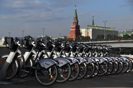 Москва. Прокат велосипедов на Берсеневской набережной.