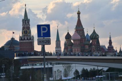 Москва.  Дорожный знак `Платная парковка` на Москворецкой набережной.