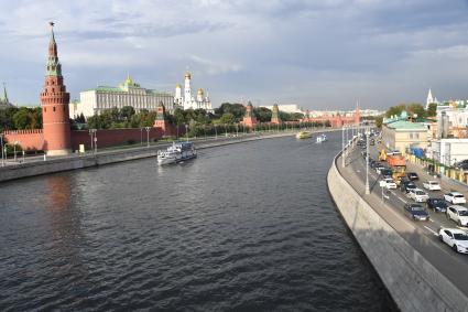 Москва. Прогулочный теплоход  у Кремлевской набережной.