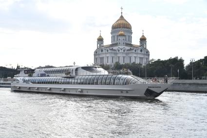 Москва. Прогулочный теплоход `Феличита` у Храма Христа Спасителя.