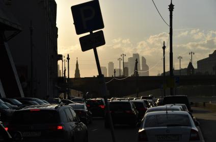 Москва. Знак платной парковки на Раушской набережной.