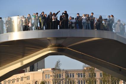 Москва.  Туристы на  парящем мосту  над Москворецкой набережной.