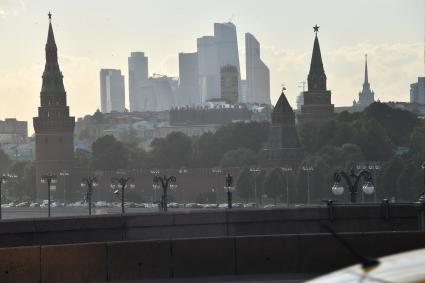 Москва. Вид на Кремль и Кремлевскую набережную.