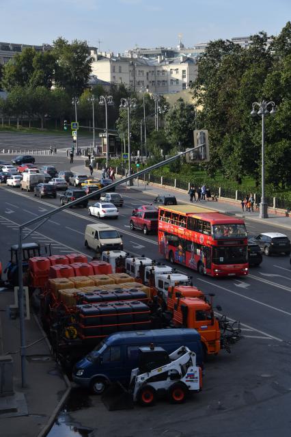 Москва. Дорожное движение   у Большого Каменного моста.