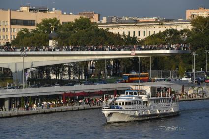 Москва. Вид на парк `Зарядье` и Москворецкую набережную.