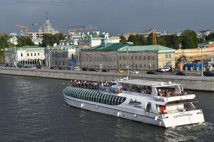 Москва. Вид на Софийскую набережную.