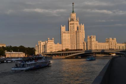 Москва.  Вид на высотное здание на Котельнической  набережной  Большой Устьинский мост.