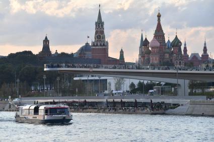 Москва. Вид на парк `Зарядье` и Москворецкую набережную.