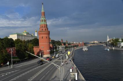 Москва.  Вид на  Кремлевскую  набережную.