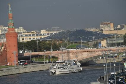 Москва. Вид на Большой Москворецкий мост.