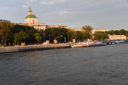 Москва.  Вид на Москворецкую набережную и причал Устьинский мост.