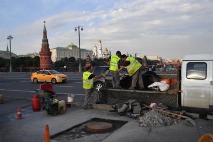 Москва. Дорожно-ремонтные  работы на Большом Каменном мосту.