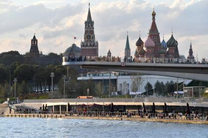 Москва. Вид на парк `Зарядье` и Москворецкую набережную.