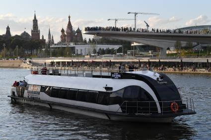 Москва. Вид на парк `Зарядье` и Москворецкую набережную.