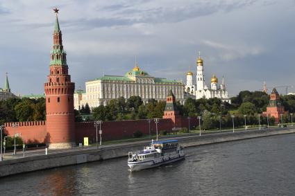 Москва. Прогулочный теплоход  у Кремлевской набережной.