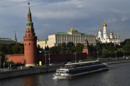 Москва. Прогулочный теплоход  у Кремлевской набережной.