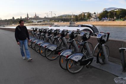 Москва. Прокат велосипедов на Раушской набережной.