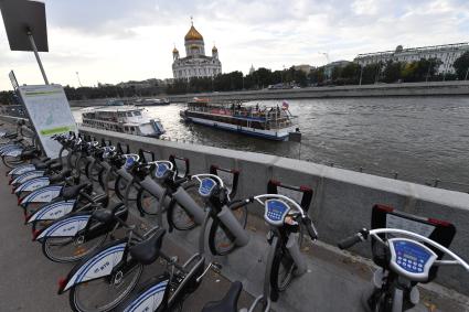 Москва. Прокат велосипедов на Берсеневской набережной.