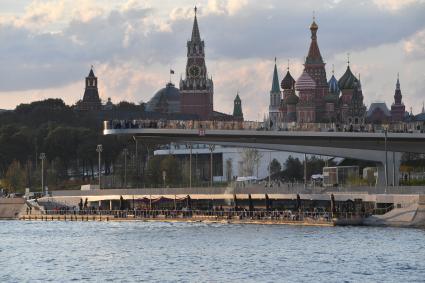 Москва. Вид на парк `Зарядье` и Москворецкую набережную.