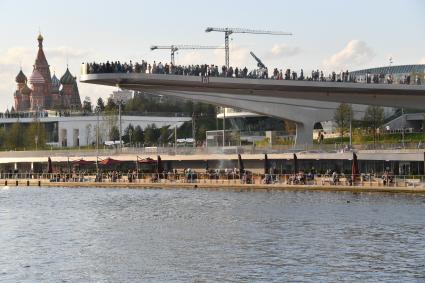 Москва. Вид на парк `Зарядье` и Москворецкую набережную.