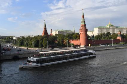 Москва. Прогулочный теплоход  у Кремлевской набережной.