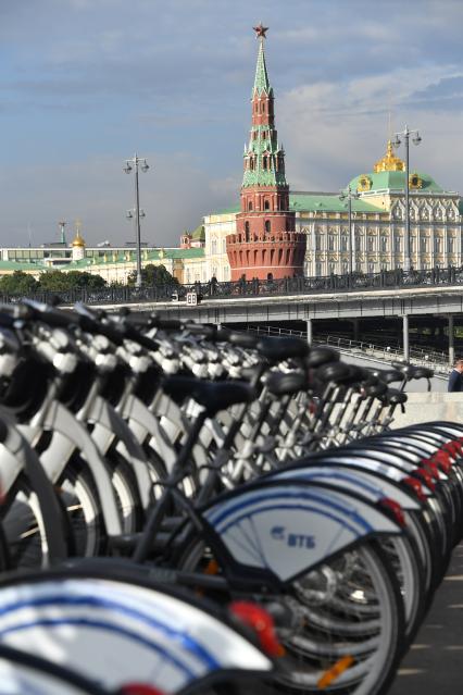 Москва. Прокат велосипедов на Берсеневской набережной.