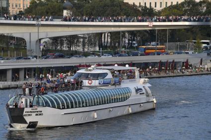 Москва. Вид на парк `Зарядье` и Москворецкую набережную.